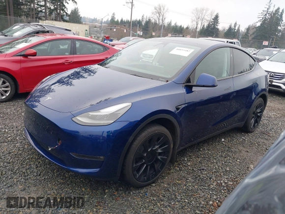 2024 Tesla Model Y Long Range with VIN 7SAYGDEE9RF066607, listed as a IAAI auction lot 40895482 with 9,988 mi miles. Bid and sale history available at carsss.com. Image 19.