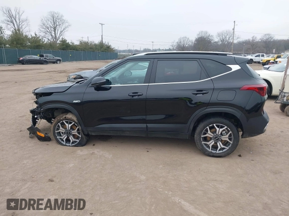 2023 Kia Seltos EX z VIN KNDERCAA9P7468220, wystawiony jako IAAI lot #38660032 z przebiegiem 13 077 mil mil oraz . Historia ofert i sprzedaży dostępna na DreamBid. Obrazek 14.