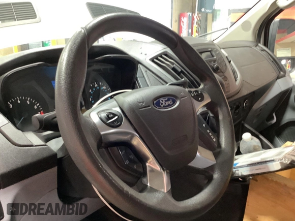 2019 Ford Transit z VIN 1FTYE1YM3KKB31903, wystawiony jako IAAI lot #42355574 z przebiegiem 145 240 mil mil oraz . Historia ofert i sprzedaży dostępna na DreamBid. Obrazek 1.