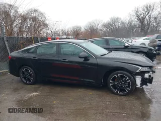 2022 Kia K5 GT-Line z VIN 5XXG64J20NG155965, wystawiony jako IAAI lot #41642454 z przebiegiem 29 647 mil mil oraz . Historia ofert i sprzedaży dostępna na DreamBid. Obrazek 13.