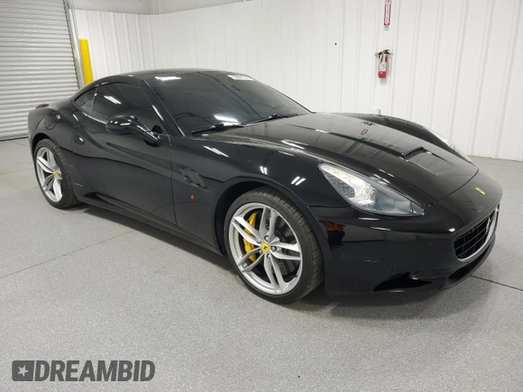 2010 Ferrari California z VIN ZFF65LJA9A0172003, wystawiony jako Copart lot #55601145 z przebiegiem 11 247 mil mil oraz Tytuł czysty. Historia ofert i sprzedaży dostępna na DreamBid. Obrazek 4.