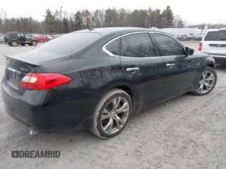 2013 Infiniti M z VIN JN1BY1AR9DM600490, wystawiony jako IAAI lot #41248655 z przebiegiem 125 167 mil mil oraz . Historia ofert i sprzedaży dostępna na DreamBid. Obrazek 4.