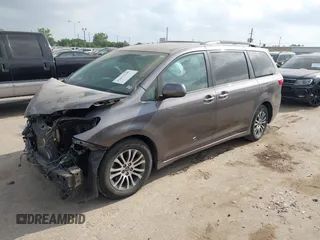 2019 Toyota Sienna XLE Auto Access Seat with VIN 5TDYZ3DC4KS015406, listed as a IAAI auction lot 42067648 with 81,070 mi miles. Bid and sale history available at carsss.com. Image 18.