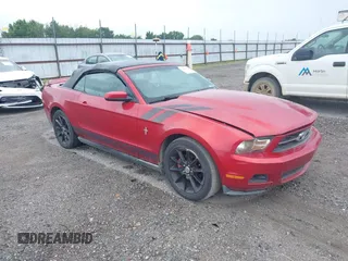 2010 Ford Mustang V6 z VIN 1ZVBP8EN5A5159265, wystawiony jako IAAI lot #42488870 z przebiegiem 154 074 mil mil oraz . Historia ofert i sprzedaży dostępna na DreamBid. Obrazek 1.