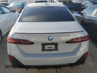 2024 BMW i5 M60 z VIN WBY43FK06RCR11498, wystawiony jako Copart lot #66786124 z przebiegiem 3017 mil mil oraz Szkody całkowita. Historia ofert i sprzedaży dostępna na DreamBid. Obrazek 6.