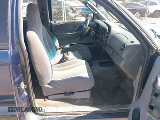 2000 Dodge Dakota with VIN 1B7GL22XXYS572706, listed as a IAAI auction lot 42211764 with 293,858 mi miles and . Bid and sale history available at DreamBid. Image 5.