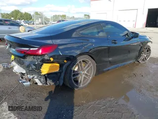 2020 BMW M8 z VIN WBSAE0C01LCD54612, wystawiony jako IAAI lot #41022043 z przebiegiem Nie podano mil oraz . Historia ofert i sprzedaży dostępna na DreamBid. Obrazek 4.
