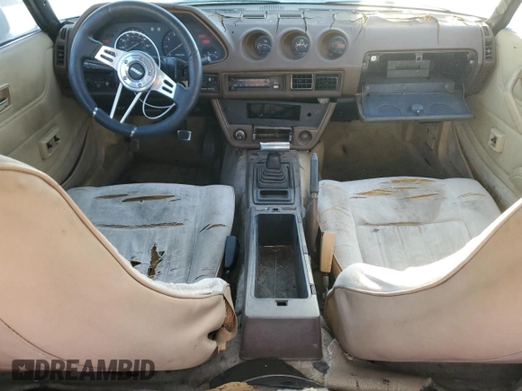 1981 Datsun 280ZX z VIN JN1HZ04S8BX265704, wystawiony jako Copart lot #71597844 z przebiegiem 251 218 mil mil oraz Tytuł czysty. Historia ofert i sprzedaży dostępna na DreamBid. Obrazek 8.