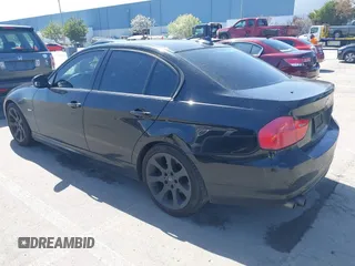 2009 BMW 3 Series 328i z VIN WBAPH57599NL77803, wystawiony jako IAAI lot #41936402 z przebiegiem 236 305 mil mil oraz . Historia ofert i sprzedaży dostępna na DreamBid. Obrazek 3.