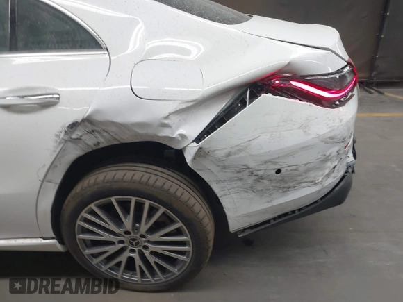 2025 Mercedes-Benz CLA 250 z VIN W1K5J4GB4SN481027, wystawiony jako IAAI lot #40772342 z przebiegiem 533 mil mil oraz . Historia ofert i sprzedaży dostępna na DreamBid. Obrazek 6.