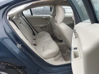 2015 Volvo S60 T5 Drive-E Premier z VIN YV126MFK1F2336786, wystawiony jako IAAI lot #41184378 z przebiegiem 134 482 mil mil oraz . Historia ofert i sprzedaży dostępna na DreamBid. Obrazek 8.