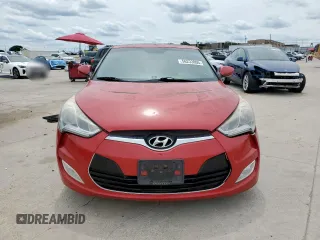 2013 Hyundai Veloster w/Gray Int z VIN KMHTC6AD7DU142655, wystawiony jako Copart lot #56233005 z przebiegiem 181 297 mil mil oraz Czysty tytuł • Clean title. Historia ofert i sprzedaży dostępna na DreamBid. Obrazek 5.