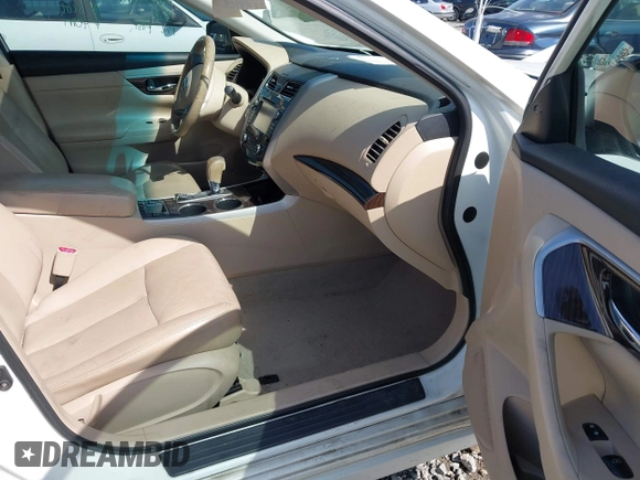 2014 Nissan Altima 2.5 with VIN 1N4AL3AP2EC117079, listed as a IAAI auction lot 41935256 with 140,531 mi miles. Bid and sale history available at carsss.com. Image 5.