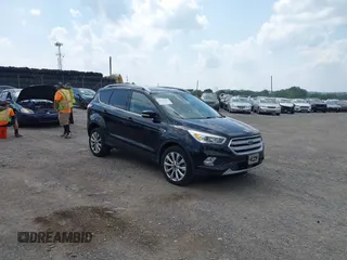 2018 Ford Escape Titanium z VIN 1FMCU9J9XJUB66275, wystawiony jako IAAI lot #42757952 z przebiegiem 97 629 mil mil oraz . Historia ofert i sprzedaży dostępna na DreamBid. Obrazek 1.