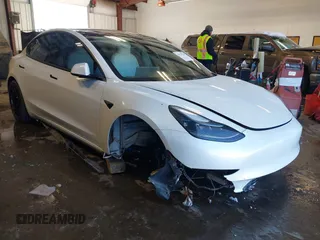 2022 Tesla Model 3 Performance z VIN 5YJ3E1EC7NF202933, wystawiony jako IAAI lot #41527229 z przebiegiem 59 315 mil mil oraz . Historia ofert i sprzedaży dostępna na DreamBid. Obrazek 1.