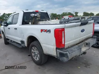 2024 Ford F-250 XL z VIN 1FT7W2BT5REC68882, wystawiony jako IAAI lot #42462526 z przebiegiem 59 686 mil mil oraz . Historia ofert i sprzedaży dostępna na DreamBid. Obrazek 3.