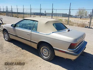 1992 Chrysler LeBaron z VIN 1C3XU4532NF283782, wystawiony jako IAAI lot #41841326 z przebiegiem 99 528 mil mil oraz . Historia ofert i sprzedaży dostępna na DreamBid. Obrazek 3.