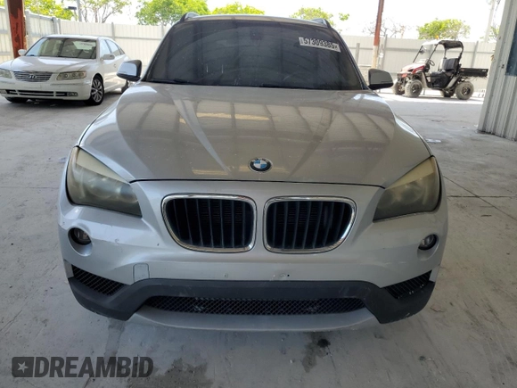2014 BMW X1 sDrive28i z VIN WBAVM1C57EVW50653, wystawiony jako Copart lot #57309385 z przebiegiem Nie podano mil oraz Szkoda całkowita • Salvage title. Historia ofert i sprzedaży dostępna na DreamBid. Obrazek 5.