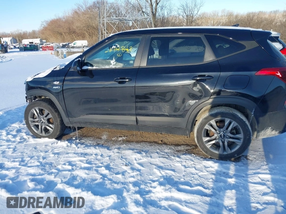 2021 Kia Seltos LX z VIN KNDEPCAAXM7104888, wystawiony jako IAAI lot #41598172 z przebiegiem 51 571 mil mil oraz . Historia ofert i sprzedaży dostępna na DreamBid. Obrazek 14.
