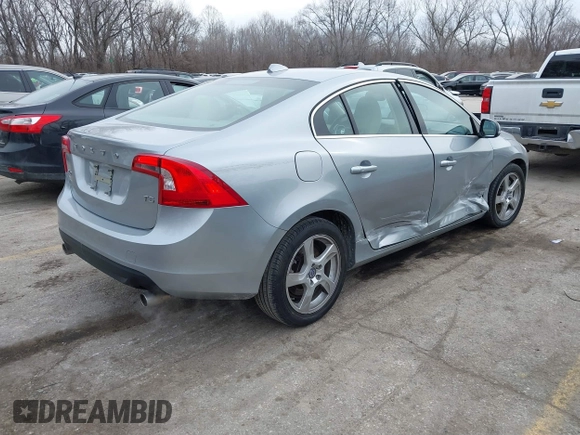 2013 Volvo S60 T5 Premier z VIN YV1612FS3D2193289, wystawiony jako IAAI lot #41534227 z przebiegiem 117 152 mil mil oraz . Historia ofert i sprzedaży dostępna na DreamBid. Obrazek 4.