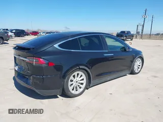 2017 Tesla Model X 90D z VIN 5YJXCAE28HF059140, wystawiony jako IAAI lot #41648518 z przebiegiem Nie podano mil oraz . Historia ofert i sprzedaży dostępna na DreamBid. Obrazek 4.