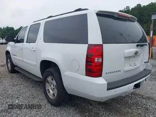 2008 Chevrolet Suburban LTZ z VIN 1GNFC16098J220975, wystawiony jako IAAI lot #42340341 z przebiegiem 301 534 mil mil oraz . Historia ofert i sprzedaży dostępna na DreamBid. Obrazek 3.