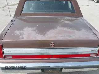 1988 Lincoln Town Car z VIN 1LNBM82F1JY730690, wystawiony jako IAAI lot #41749629 z przebiegiem 96 559 mil mil oraz . Historia ofert i sprzedaży dostępna na DreamBid. Obrazek 12.