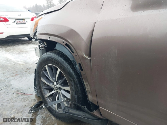 2017 Toyota Highlander XLE with VIN 5TDJZRFH9HS363191, listed as a IAAI auction lot 41642975 with 255,219 mi miles. Bid and sale history available at carsss.com. Image 19.