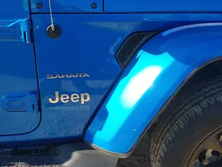 2022 Jeep Wrangler Unlimited Sahara z VIN 1C4JJXP64NW192452, wystawiony jako IAAI lot #41631295 z przebiegiem 23 738 mil mil oraz . Historia ofert i sprzedaży dostępna na DreamBid. Obrazek 6.