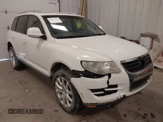 2009 Volkswagen Touareg V6 z VIN WVGFM77LX9D038019, wystawiony jako IAAI lot #41427468 z przebiegiem 145 821 mil mil oraz . Historia ofert i sprzedaży dostępna na DreamBid. Obrazek 1.