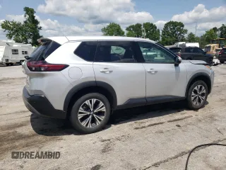 2021 Nissan Rogue SV z VIN 5N1AT3BB7MC733691, wystawiony jako Copart lot #59011065 z przebiegiem 61 827 mil mil oraz Szkoda całkowita • Salvage title. Historia ofert i sprzedaży dostępna na DreamBid. Obrazek 3.