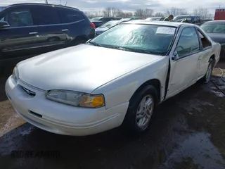 1996 Ford Thunderbird LX z VIN 1FALP6240TH131517, wystawiony jako IAAI lot #41811552 z przebiegiem 87 493 mil mil oraz . Historia ofert i sprzedaży dostępna na DreamBid. Obrazek 2.