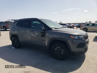 2023 Jeep Compass Altitude z VIN 3C4NJDBN2PT556911, wystawiony jako Copart lot #47703495 z przebiegiem 36 092 mil mil oraz Szkoda całkowita • Salvage title. Historia ofert i sprzedaży dostępna na DreamBid. Obrazek 4.