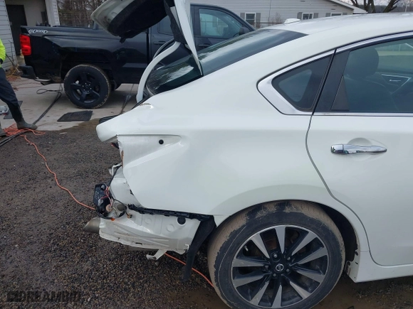 2018 Nissan Altima 2.5 SV with VIN 1N4AL3AP0JC190302, listed as a IAAI auction lot 41679072 with 84,133 mi miles. Bid and sale history available at carsss.com. Image 18.