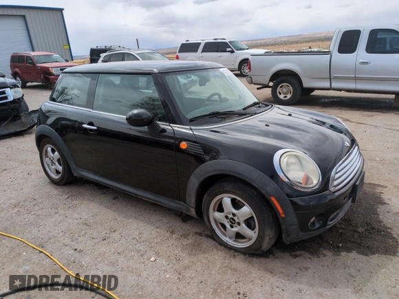2010 MINI Hardtop z VIN WMWMF3C5XATZ25746, wystawiony jako Copart lot #51662415 z przebiegiem 139 411 mil mil oraz Szkoda całkowita • Salvage title. Historia ofert i sprzedaży dostępna na DreamBid. Obrazek 4.