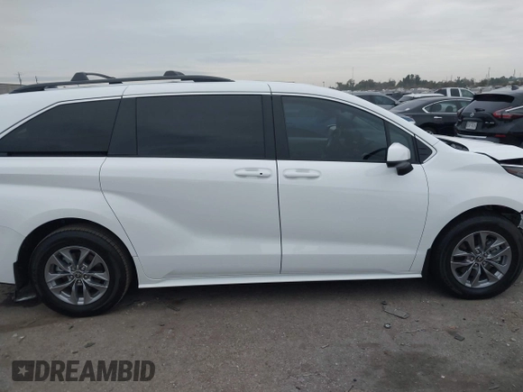 2024 Toyota Sienna LE with VIN 5TDBRKEC8RS224544, listed as a IAAI auction lot 41006017 with 958 mi miles. Bid and sale history available at carsss.com. Image 13.