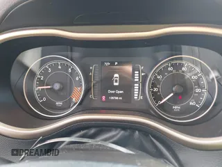 2014 Jeep Cherokee Latitude z VIN 1C4PJMCSXEW294950, wystawiony jako IAAI lot #42179152 z przebiegiem 105 796 mil mil oraz . Historia ofert i sprzedaży dostępna na DreamBid. Obrazek 7.