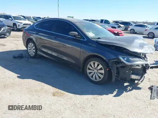 2015 Chrysler 200 LX z VIN 1C3CCCFB0FN600970, wystawiony jako IAAI lot #41837138 z przebiegiem 138 535 mil mil oraz . Historia ofert i sprzedaży dostępna na DreamBid. Obrazek 1.