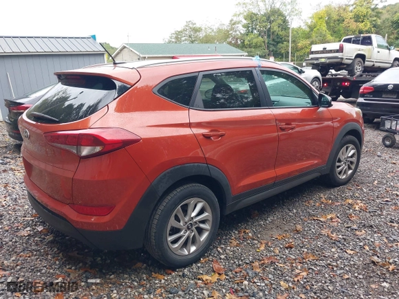 2016 Hyundai Tucson SE with VIN KM8J33A49GU118366, listed as a IAAI auction lot 40450987 with 89,118 mi miles. Bid and sale history available at carsss.com. Image 4.