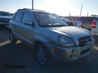 2008 Hyundai Tucson SE with VIN KM8JN72D88U908355, listed as a IAAI auction lot 41881293 with 175,693 mi miles. Bid and sale history available at carsss.com. Image 1.