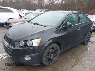 2016 Chevrolet Sonic LTZ z VIN 1G1JE5SB8G4143596, wystawiony jako IAAI lot #41874653 z przebiegiem 148 855 mil mil oraz . Historia ofert i sprzedaży dostępna na DreamBid. Obrazek 2.