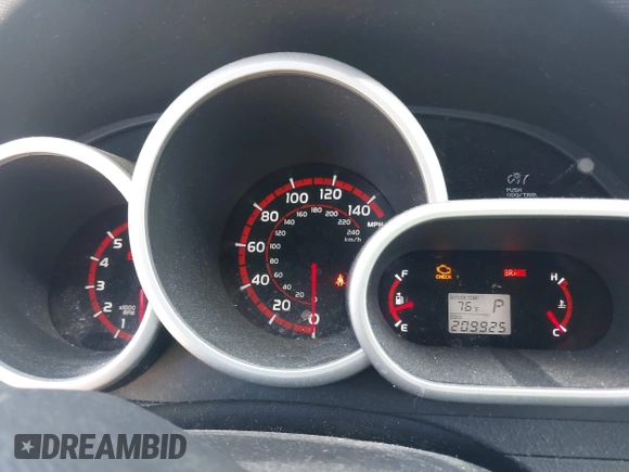 2010 Pontiac Vibe z VIN 5Y2SM6E09AZ405232, wystawiony jako IAAI lot #42372453 z przebiegiem 209 925 mil mil oraz . Historia ofert i sprzedaży dostępna na DreamBid. Obrazek 7.