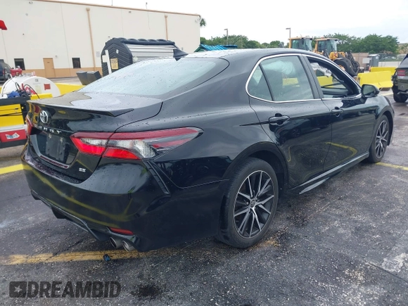 2023 Toyota Camry SE z VIN 4T1G11AK4PU121775, wystawiony jako IAAI lot #42236239 z przebiegiem 51 146 mil mil oraz . Historia ofert i sprzedaży dostępna na DreamBid. Obrazek 4.