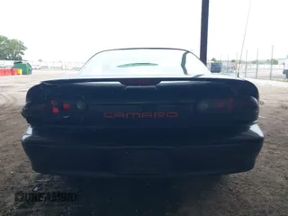 2002 Chevrolet Camaro z VIN 2G1FP22K822119358, wystawiony jako IAAI lot #42530943 z przebiegiem 98 277 mil mil oraz . Historia ofert i sprzedaży dostępna na DreamBid. Obrazek 16.