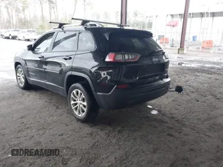 2020 Jeep Cherokee Latitude z VIN 1C4PJLCB1LD535765, wystawiony jako IAAI lot #41580618 z przebiegiem 56 040 mil mil oraz . Historia ofert i sprzedaży dostępna na DreamBid. Obrazek 3.