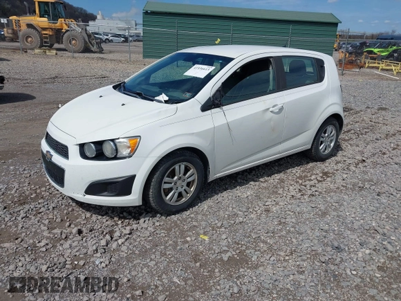 2012 Chevrolet Sonic LS z VIN 1G1JA6SH1C4162670, wystawiony jako IAAI lot #41936613 z przebiegiem 141 828 mil mil oraz . Historia ofert i sprzedaży dostępna na DreamBid. Obrazek 2.