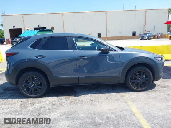 2024 Mazda CX-30 S Carbon Edition z VIN 3MVDMBCM0RM661018, wystawiony jako IAAI lot #42326256 z przebiegiem 22 169 mil mil oraz . Historia ofert i sprzedaży dostępna na DreamBid. Obrazek 13.