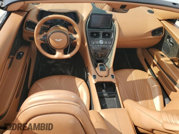 2020 Aston Martin DB11 z VIN SCFRMFCWXLGM09361, wystawiony jako Copart lot #80071914 z przebiegiem 10 972 mil mil oraz Szkoda całkowita • Salvage title. Historia ofert i sprzedaży dostępna na DreamBid. Obrazek 8.