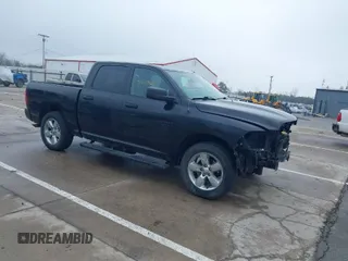 2017 Ram 1500 Express z VIN 1C6RR7KG3HS813355, wystawiony jako IAAI lot #41677868 z przebiegiem 79 672 mil mil oraz . Historia ofert i sprzedaży dostępna na DreamBid. Obrazek 1.