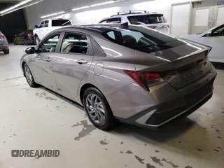 2024 Hyundai Elantra SEL z VIN KMHLM4DG4RU636275, wystawiony jako IAAI lot #42853008 z przebiegiem 32 964 mil mil oraz . Historia ofert i sprzedaży dostępna na DreamBid. Obrazek 3.
